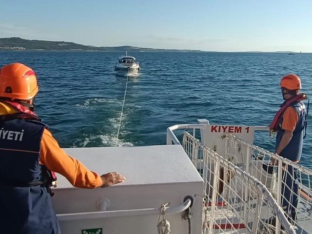 Çanakkale Boğazı'nda makine arızası yaparak sürüklenen tekne kurtarıldı