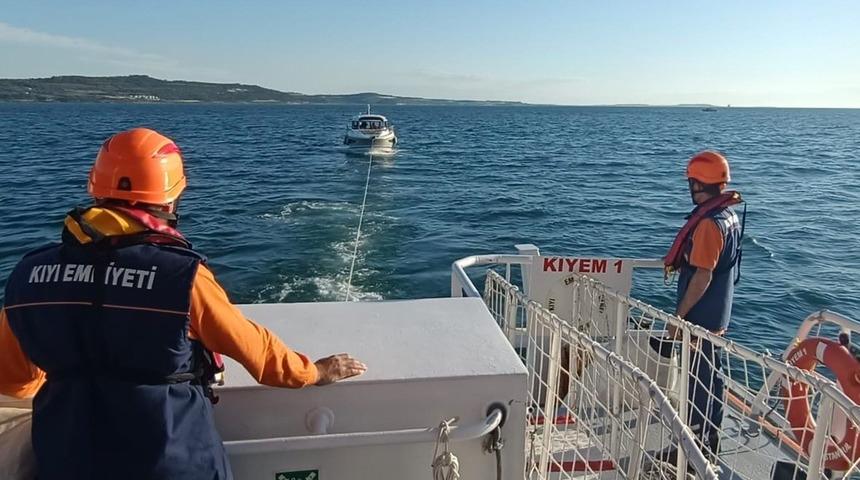 Çanakkale Boğazı'nda makine arızası yaparak sürüklenen tekne kurtarıldı