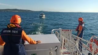 Çanakkale Boğazı'nda makine arızası yaparak sürüklenen tekne kurtarıldı