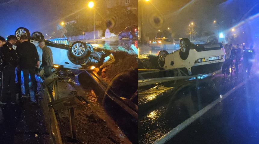 Edirne'de feci kaza! Virajı alamayarak bariyerlere çarpan otomobildeki 3 kişi yaralandı