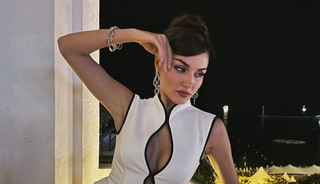Göğüs, bacak ve sırt dekoltesi! Bir bakan bir daha baktı