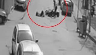 Karşıya geçen kadına çarptı, yaralıyı olay yerinde bırakıp kaçtı