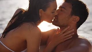 Leonardo DiCaprio’nun sevgilisi Vittoria Ceretti ve Theo James'ten olay yaratan reklam pozları