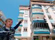 Resmen kendi evinin dilencisi oldu!