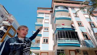 Resmen kendi evinin dilencisi oldu!