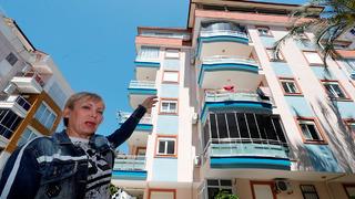 Resmen kendi evinin dilencisi oldu! Kiracı çıkmıyor, ev sahibi depoda yaşıyor...