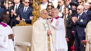 Papa 14'üncü Leo, resmen göreve başladı