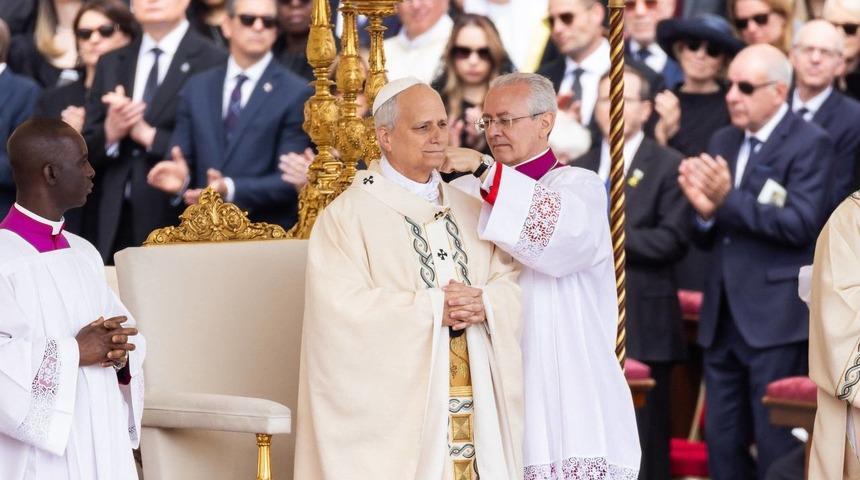 Papa 14'üncü Leo, resmen göreve başladı