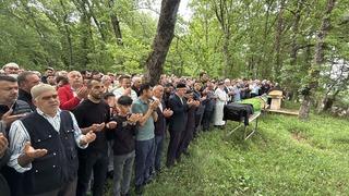 Arazi kavgasında öldürülen çift ile oğulları, toprağa verildi