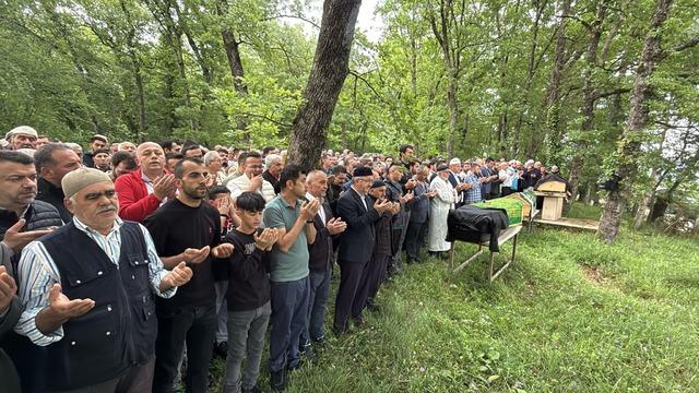 Arazi kavgasında öldürülen çift ile oğulları, toprağa verildi
