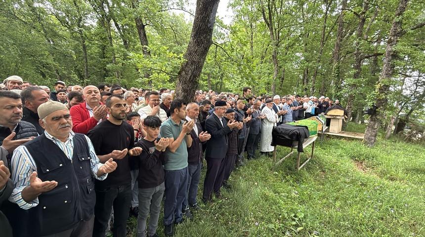 Arazi kavgasında öldürülen çift ile oğulları, toprağa verildi