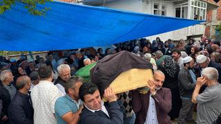 Bartın'da akrabaları tarafından tüfekle öldürülen çift ile oğlu toprağa verildi