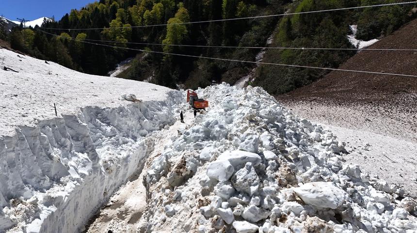 Rize'de yayla yollarında karla mücadele
