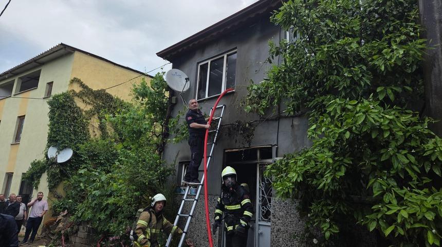 Bursa'da 2 katlı evde çıkan yangın söndürüldü