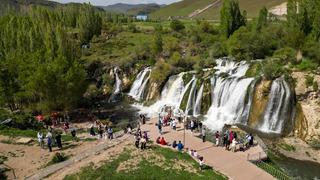 Sıcak havayı fırsat bilenler Muradiye Şelalesi'nde yoğunluk oluşturdu