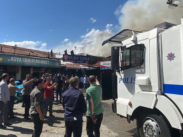 Erzincan'da yangın! Çok sayıda dükkan zarar gördü