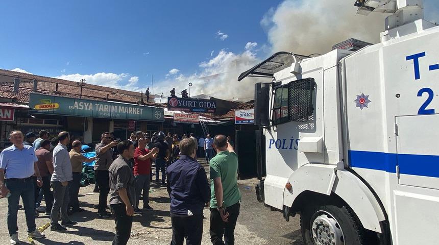 Erzincan'da lokanta yangını! 20 dükkan zarar gördü