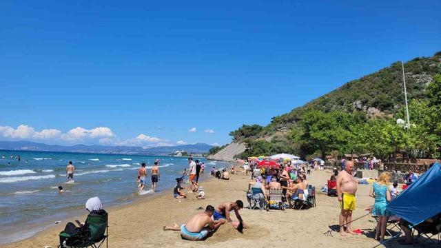 Güneşli hava sahillerini doldurdu