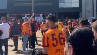 Galatasaraylı taraftarlar stadyuma giriş yaptı