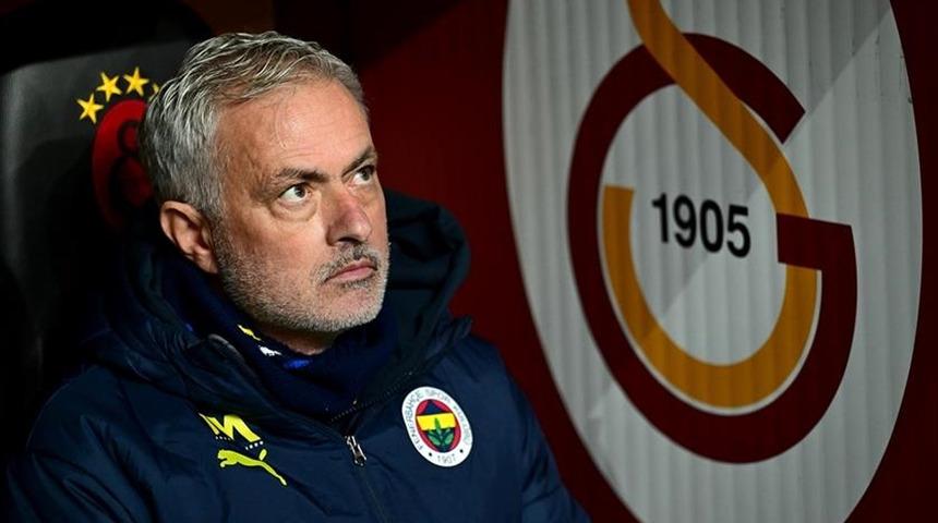 Galatasaraylı taraftarlardan Jose Mourinho'ya özel hazırlanmış pankart!