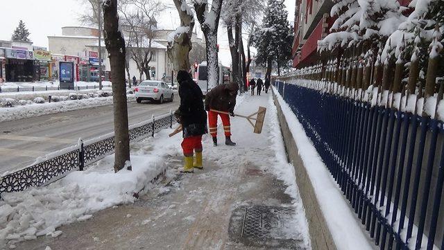 Edirne’de kar yağışı devam ediyor