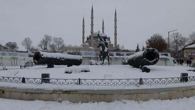 Edirne’de kar yağışı devam ediyor