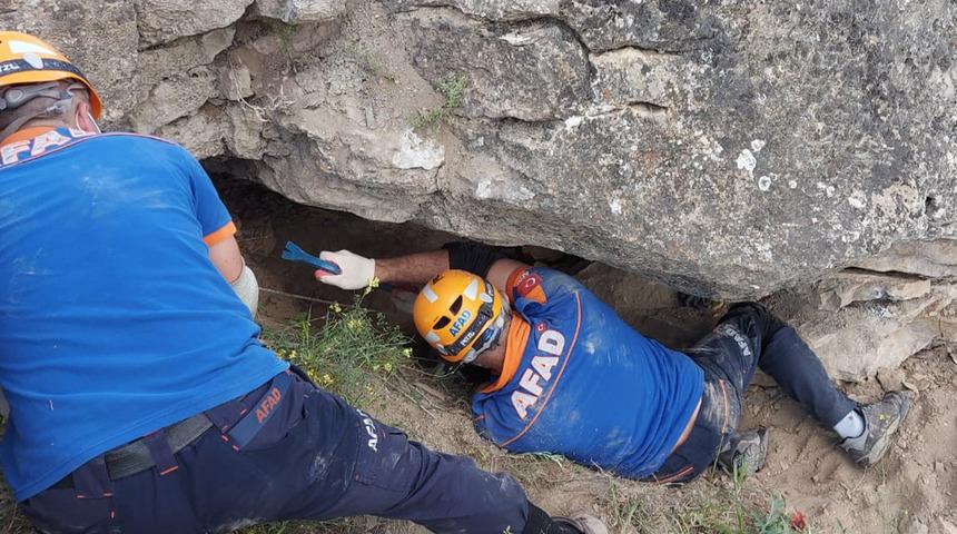 Tokat'ta, kaçak kazı yaparken üzerine devrilen kayanın altında can verdi
