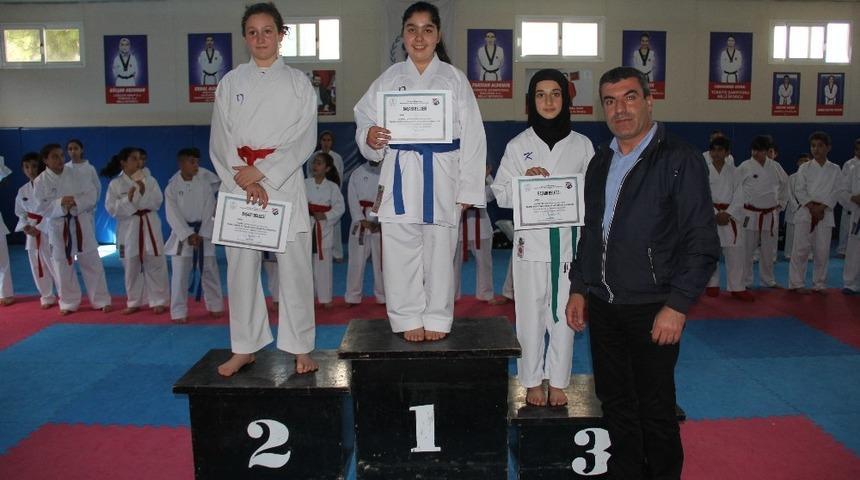 Karate kata-kumite il birinciliği m&uuml;sabakaları sona erdi