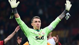 Galatasaray'da Fernando Muslera penaltıdan gol attı! Şampiyonluk maçında unutulmayacak an