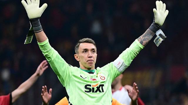 Galatasaray'da Fernando Muslera penaltıdan gol attı! Şampiyonluk maçında unutulmayacak an