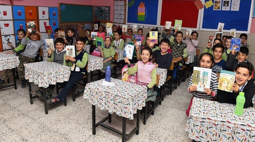 &Ouml;ğrenciler kitaplarla buluşuyor