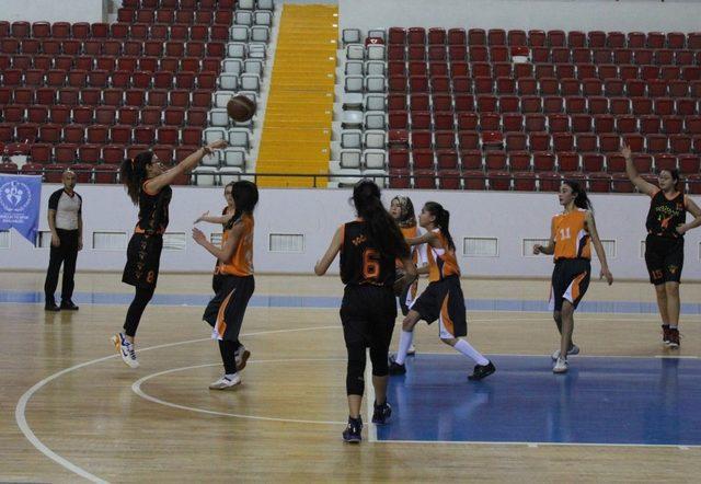 Okul sporları basketbol yıldızlar grup birinciliği sona erdi