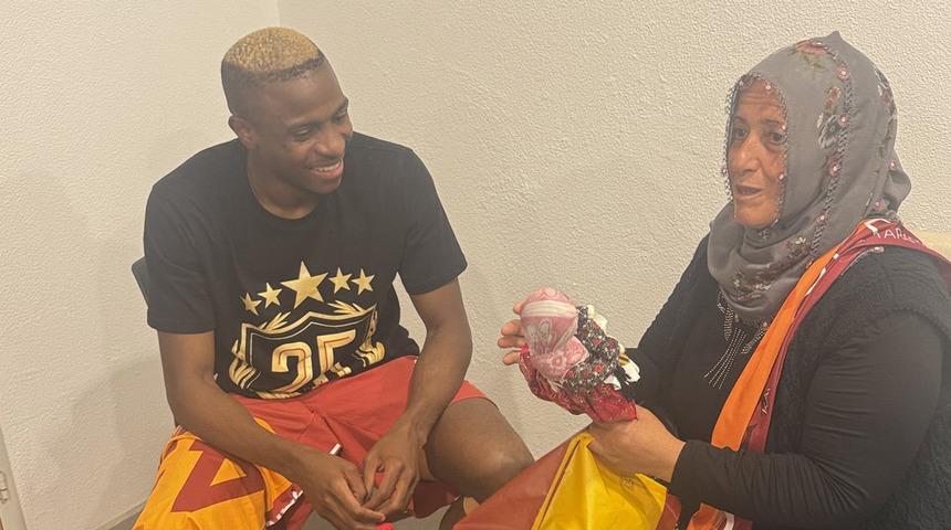 Osimhen, Neslihan teyzeyle buluştu