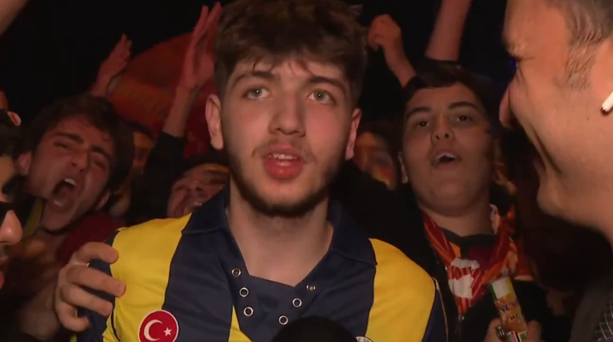 Fenerbahçeli taraftar, Galatasaray'ın şampiyonluk kutlamalarına katıldı! Ezeli rakiplerine teşekkür etti