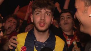 Fenerbahçeli taraftar, Galatasaray'ın şampiyonluk kutlamalarına katıldı! Ezeli rakiplerine teşekkür etti