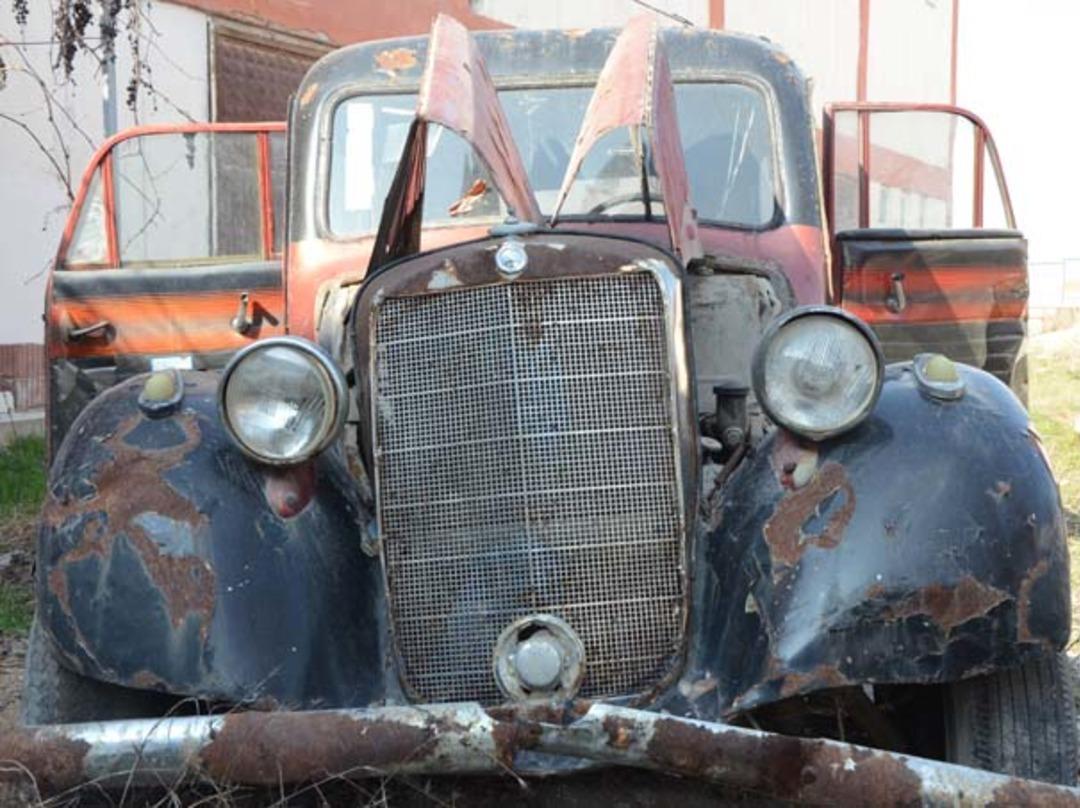 69 yıllık klasik otomobil asfalt yolu g&ouml;zl&uuml;yor