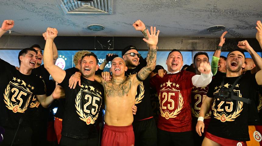 Galatasaray beşinci yıldızı taktı! Art arda paylaşımlar geldi... Mourinho'ya 'deli' göndermesi