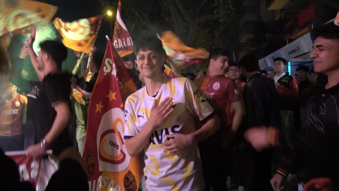 Galatasaray taraftarı, şampiyonluk kutlamasında karada tekneyle gezerek katıldı 2