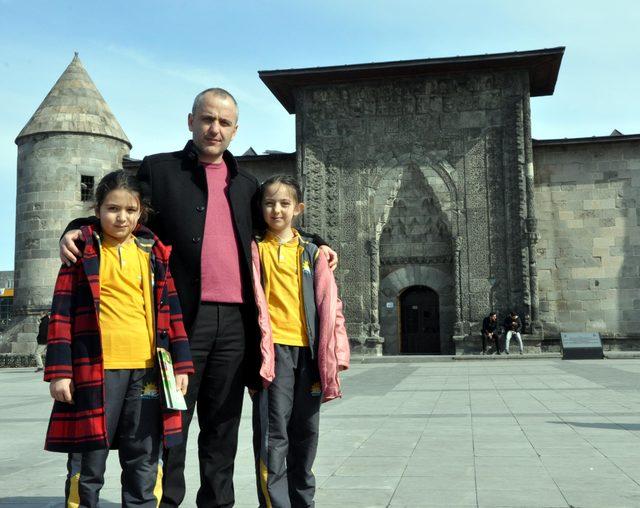 Kızlarıyla Erzurum'u gezip, tarihini anlatan kitap yazdı