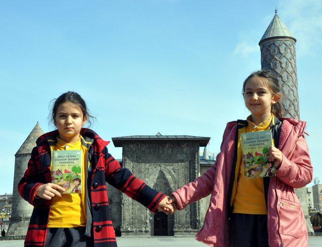 Kızlarıyla Erzurum'u gezip, tarihini anlatan kitap yazdı