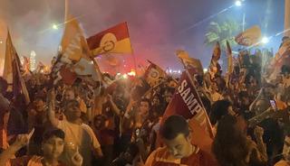 Şampiyonluk kutlarken bebeklerini yolun ortasında unuttular!