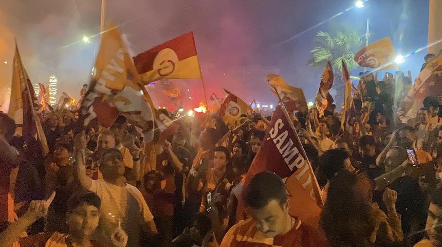 Yer: Aydın! Şampiyonluk kutlarken bebeklerini yolun ortasında unuttular!