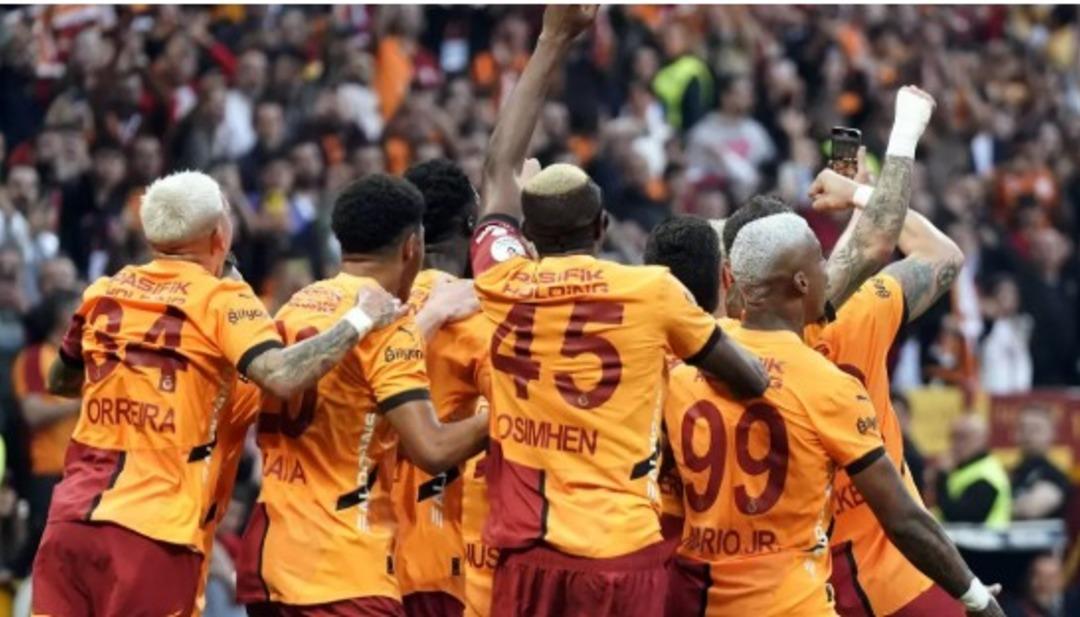 &Uuml;nl&uuml; isimler Galatasaray'ın şampiyonluğunu kutladı! '5. yıldız takıldı! 