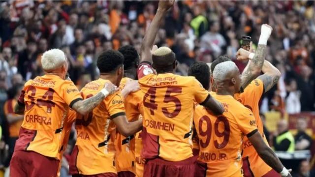 Ünlü isimler şampiyonluğu kutladı! 