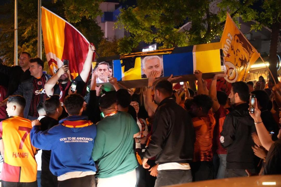 Galatasaray taraftarı, şampiyonluk kutlamasında karada tekneyle gezerek katıldı 4