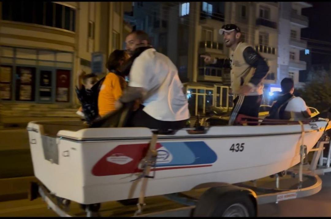 Galatasaray taraftarı, şampiyonluk kutlamasında karada tekneyle gezerek katıldı 1