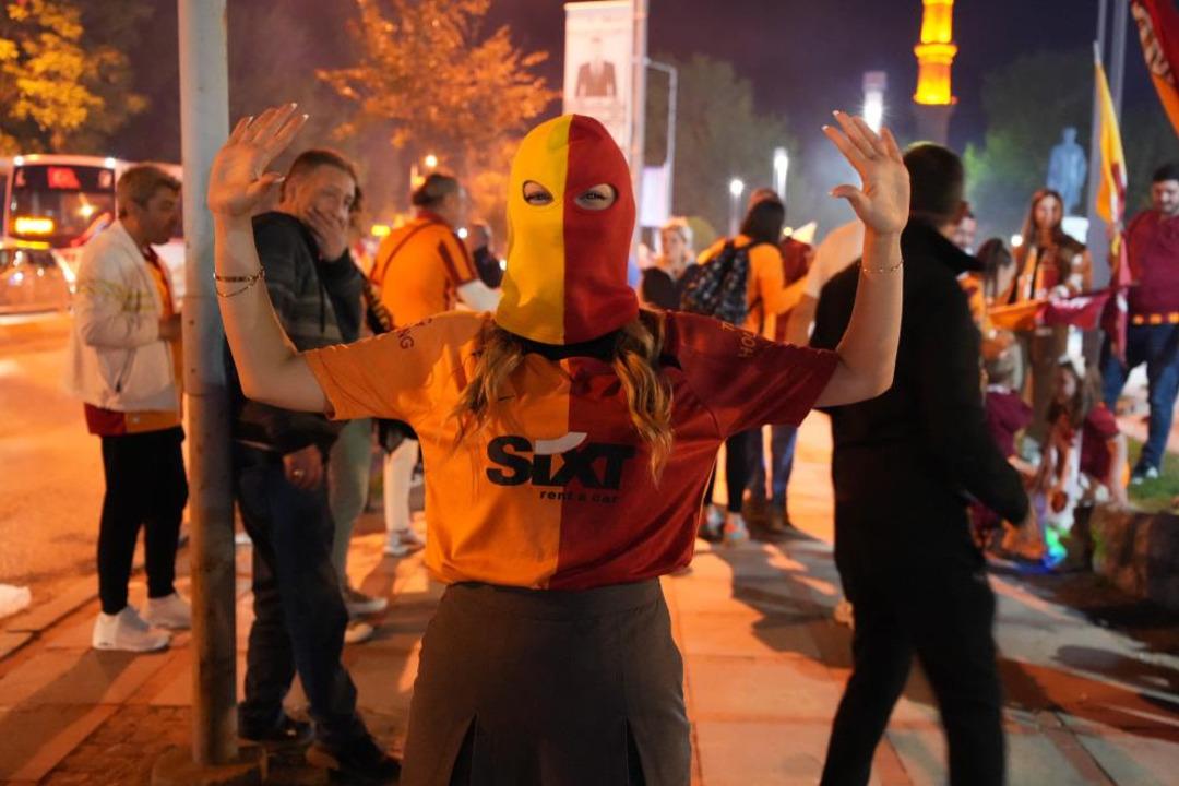 Galatasaray taraftarı, şampiyonluk kutlamasında karada tekneyle gezerek katıldı 5