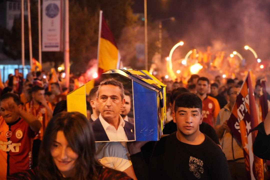 Galatasaray taraftarı, şampiyonluk kutlamasında karada tekneyle gezerek katıldı 6