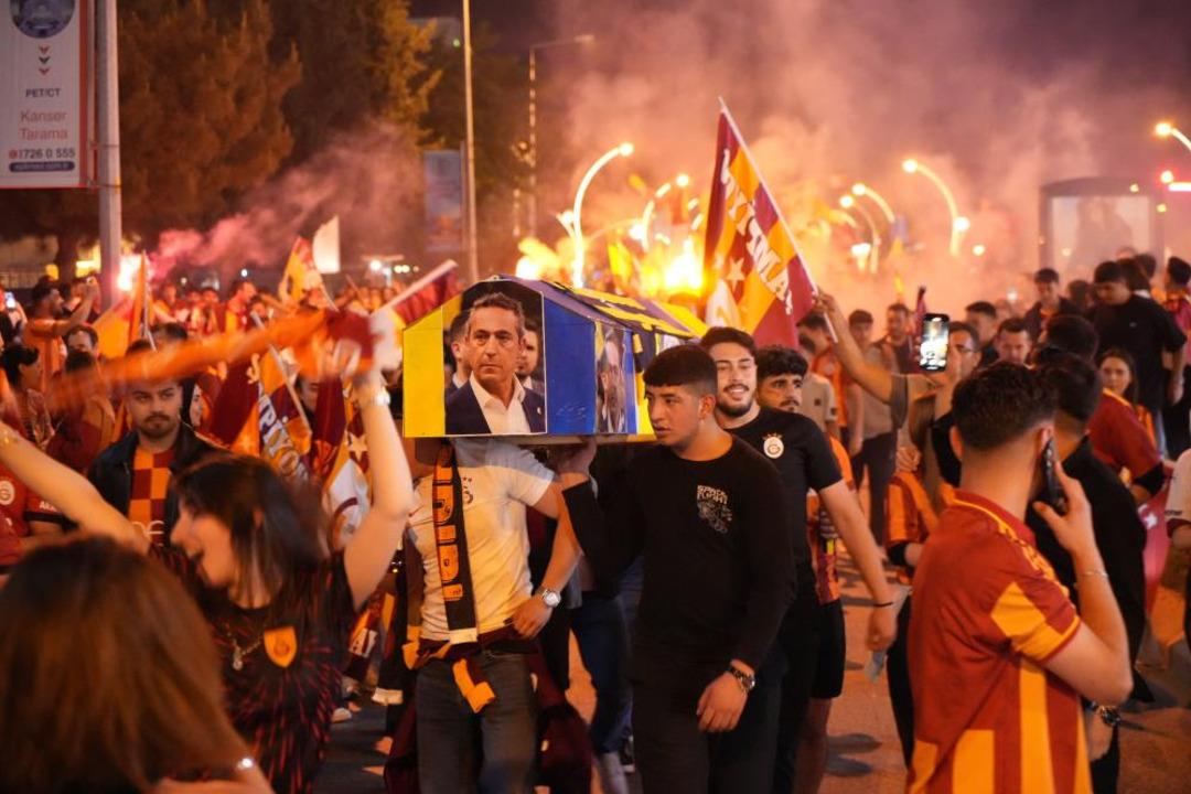Galatasaray taraftarı, şampiyonluk kutlamasında karada tekneyle gezerek katıldı 7