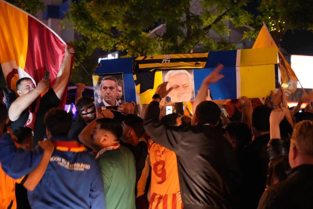 Galatasaray taraftarı, şampiyonluk kutlamasında karada tekneyle gezerek katıldı 8